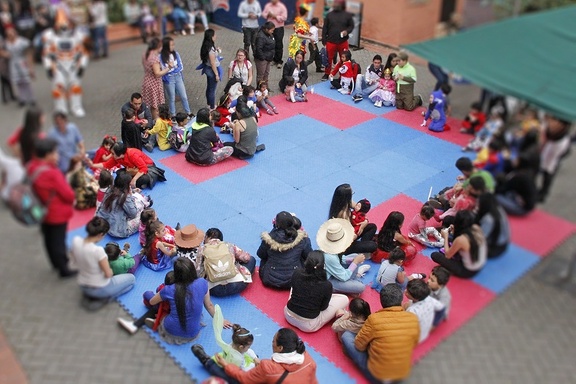 niños sentados