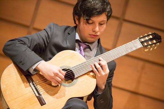 Foto de hombre tocando guitarra