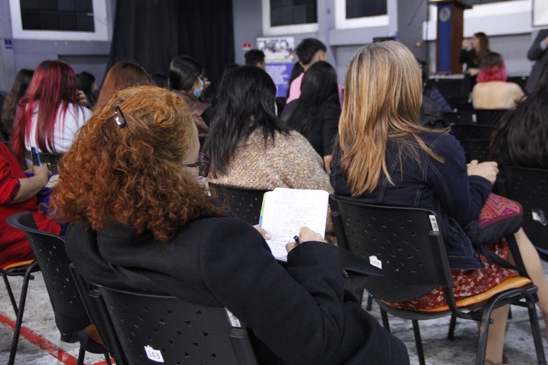 GENTE EN CONFERENCIA