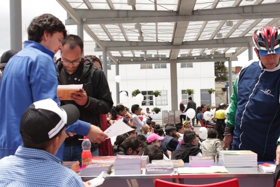 foto de personas con libros