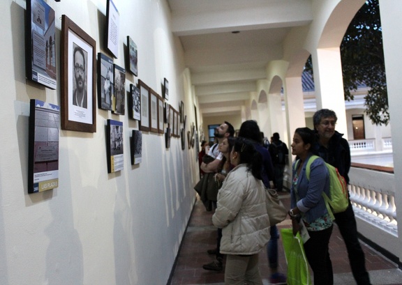 Foto de personas viendo una exposición