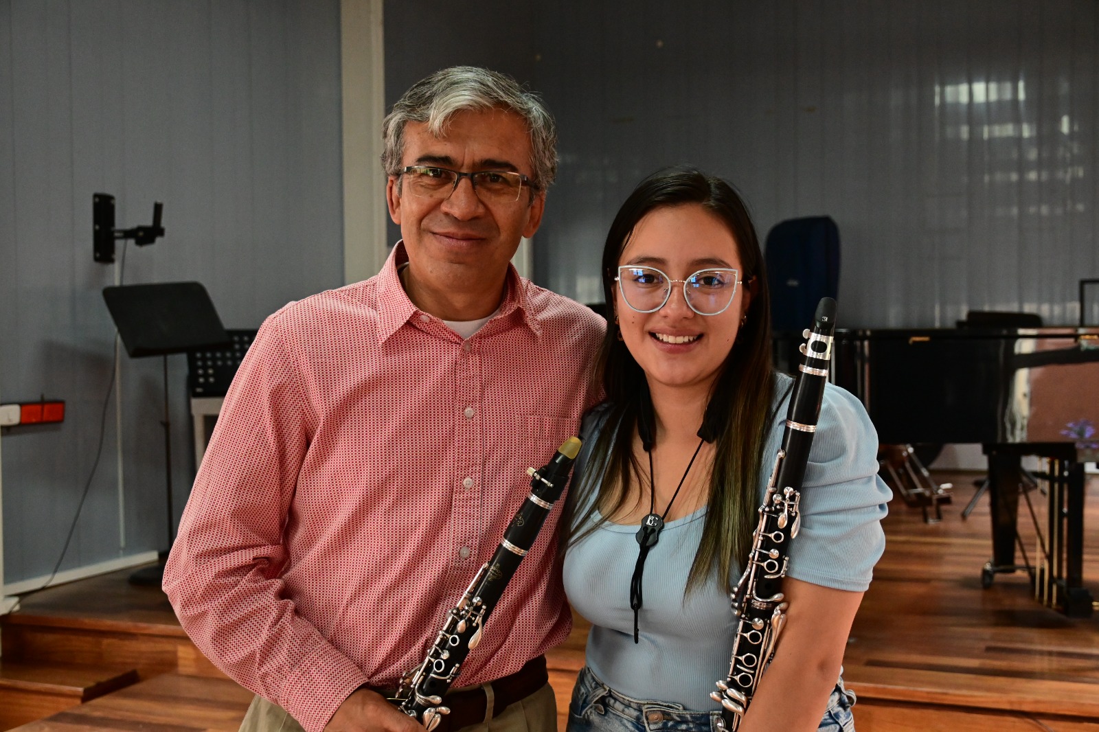 profesor Francisco con alumna